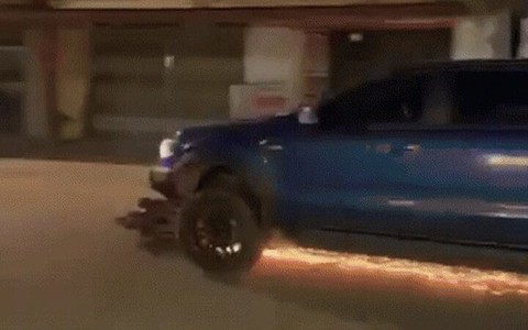 Bắt tài xế bán tải "thông chốt" nồng độ cồn, kéo lê xe CSGT toé lửa