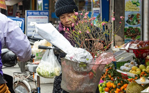 Người Hà Nội sắm lễ cúng rằm cuối cùng năm Quý Mão trong giá rét