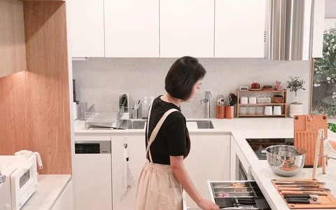 Mẹ đảm Hàn Quốc áp dụng 9 thủ thuật này để có căn bếp sạch sẽ và tăng gấp đôi dung lượng lưu trữ 