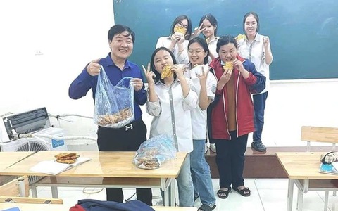 Ấm áp lời nhắn vị hiệu trưởng ở Vĩnh Phúc "Nếu rét quá các em ngủ quên, thầy sẽ mở cổng"