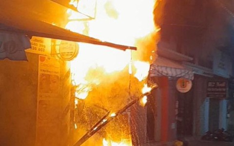 TPHCM: Cháy nhà lúc nửa đêm, 5 người leo qua nhà hàng xóm thoát nạn