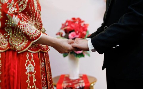 Mẹ dọa tự tử để ép con trai kết hôn, cặp đôi ly dị sau 6 tháng