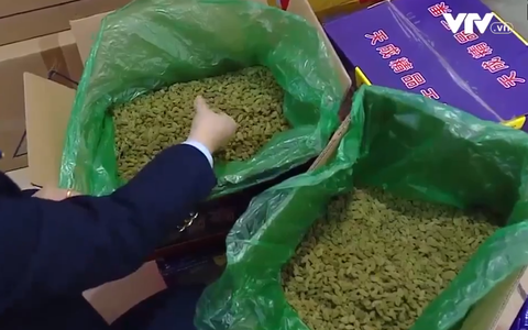 Nhiều hàng hóa, bánh kẹo không rõ nguồn gốc trà trộn thị trường Tết