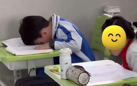 Đang coi thi thì phát hiện hành động lạ của học sinh, cô giáo cố nhịn cười, lén quay lại video: Đúng là chuyện hài có 1-0-2