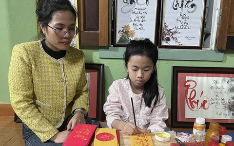 Tiểu nữ sĩ 10 tuổi mê thư pháp và món quà đặc biệt ngày cận Tết