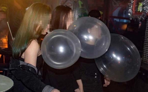 Hít bóng cười trong 3 năm, cô gái trẻ bị mất cảm giác chân