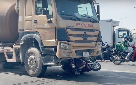 Xe bồn cuốn xe máy vào gầm khiến cô gái tử vong tại chỗ