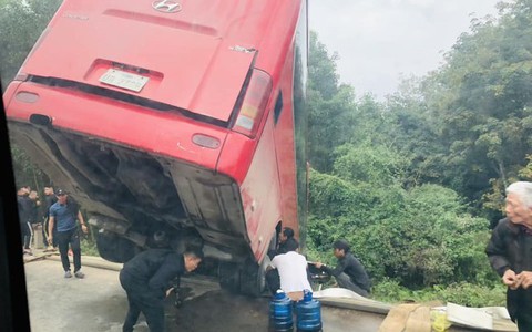 Xe khách lao xuống vệ đường, 30 người may mắn thoát nạn