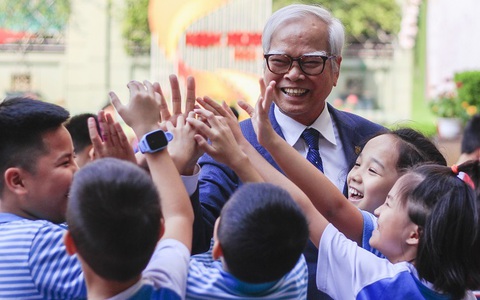 Thầy hiệu trưởng ở Hà Nội cho biết: Kiểm tra 500 học bạ đầu vào lớp 10 thì hết 300 học sinh khá giỏi đều có lời phê giống nhau
