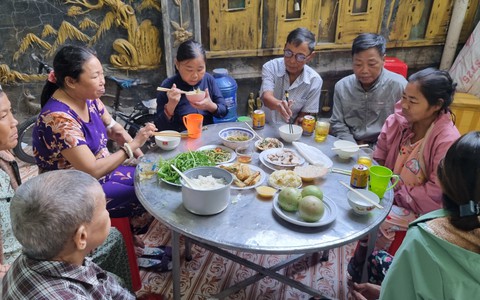 Xóm chạy thận ở Đà Nẵng: Bữa cơm tất niên chỉ mong "còn đủ người"
