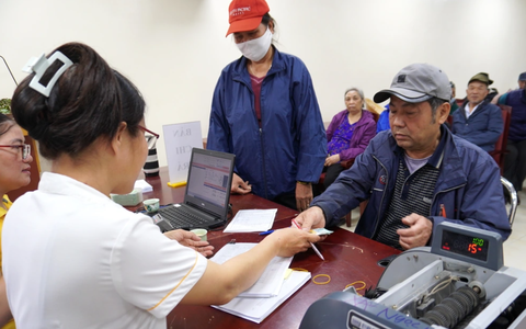 Người dân phấn khởi nhận 2 tháng lương hưu trước Tết Nguyên đán