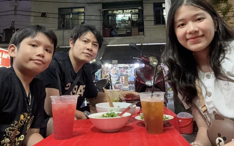 Nhạc sĩ Nguyễn Văn Chung "khoe" nhận xét tổng kết học kỳ 1 của hai con, người hâm mộ chưa kịp khen đã "sang chấn"