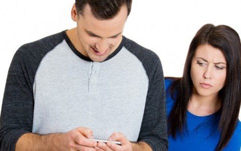 Phát hiện chồng nhắn tin với người yêu cũ, vợ cao tay nên làm điều này