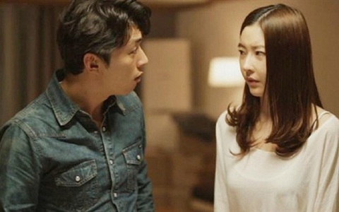 Nỗi khổ của cô vợ bị chồng "đập tiền" vào mặt, chuyển khoản biếu bố mẹ vợ 50 triệu nhưng không cho vợ về ngoại ăn Tết