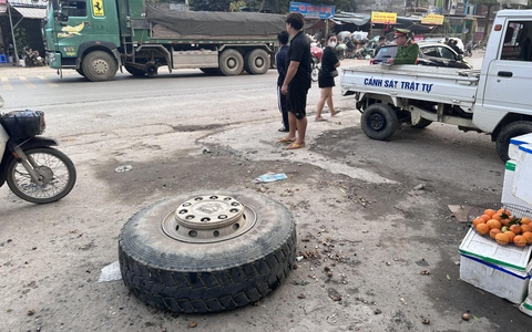 Xe tải đang đi văng bánh ra ngoài khiến 3 người bị thương