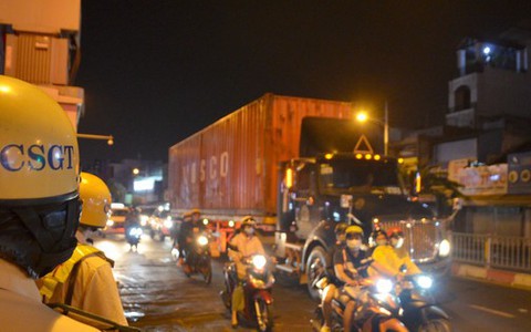 Người đàn ông tưới xăng tự thiêu sau khi vi phạm nồng độ cồn "kịch khung"