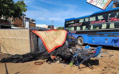 Xe khách chở 10 người lao sang trái đường, tông xe tải khiến tài xế tử vong