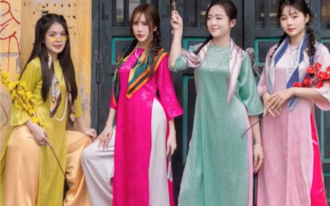 Tết đã rất gần: Một con phố Hà Nội đông nghịt khi giới trẻ đua nhau bắt trend chụp ảnh áo dài Tết