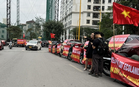 Cư dân Eco Lake View căng băng rôn phản đối chủ đầu tư tái diễn việc chặn xe vào chỗ gửi, bất chấp chỉ đạo của chính quyền