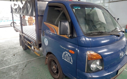 Sợ bị công an phát hiện xe ăn trộm, tài xế chạy lạng lách đánh võng trên cao tốc