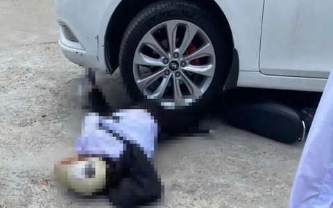 Xe ô tô của phụ huynh va chạm với học sinh trong sân trường