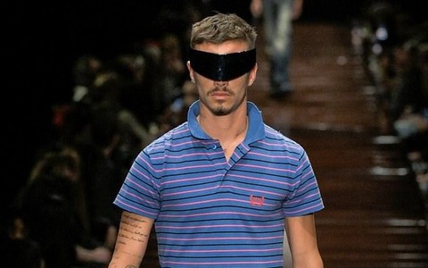 Con trai Beckham từ bỏ bóng đá