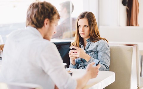 Dấu hiệu chứng tỏ anh ta đã hết yêu, bạn đừng phí thời gian níu kéo