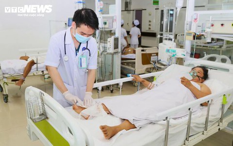 Đến thầy lang chữa rắn cắn, người phụ nữ bị hoại tử chân, suy đa tạng