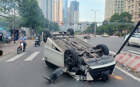 TP HCM: Ô tô lật ngửa giữa đường, 3 người thoát chết