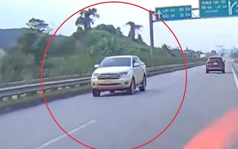 Xe bán tải phóng ngược chiều vun vút trên cao tốc Nội Bài - Lào Cai