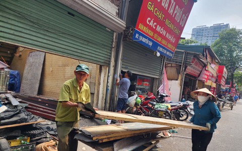 Cận cảnh hàng chục hộ gia đình tháo dỡ công trình, di dời tài sản trước ngày cưỡng chế trên đường Nguyễn Tuân