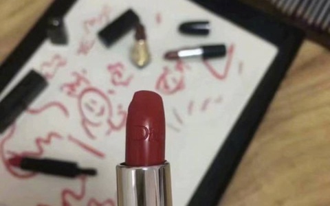 Cây son hàng hiệu bị đứa trẻ đem ra vẽ bậy, phản ứng của người cha khiến ai cũng sốc