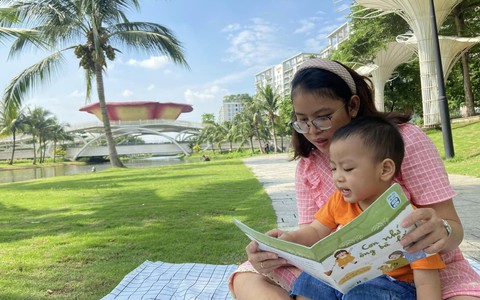 Để riêng một khoản thu nhập hàng tháng mua sách cho con, nghe câu nói của em bé 4 tuổi mà mẹ tan chảy