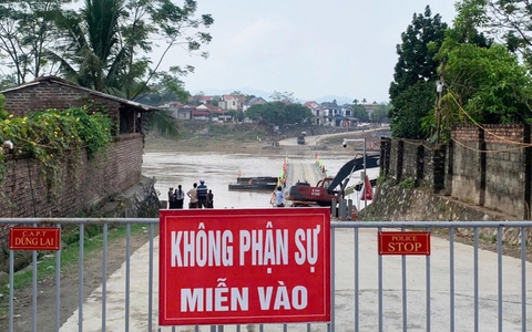 Cắt khẩn cấp cầu phao Phong Châu, người dân đi lại bằng phà