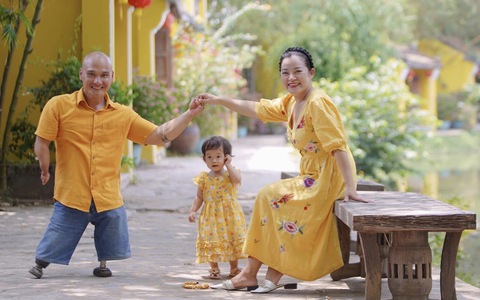 Tình yêu cổ tích của 'kình ngư không chân' và NTK áo dài