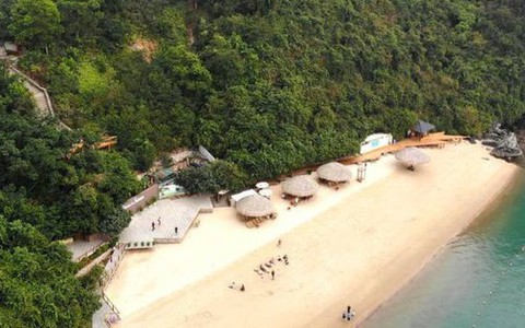 Bãi tắm "ẩn mình" ở vịnh Hạ Long, được đánh giá là cảnh hiếm thấy, có thể là điểm lý tưởng cho các tỷ phú