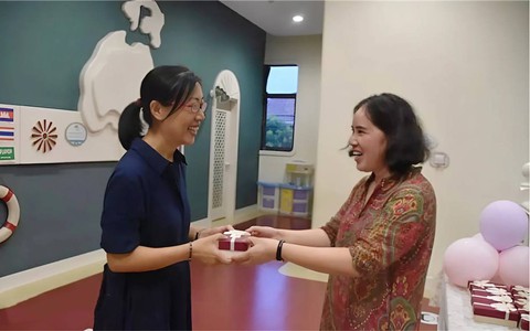 Quan điểm gây bão: Chỉ khi việc tặng quà biến mất hoàn toàn, học sinh mới thực sự có một môi trường giáo dục lành mạnh!
