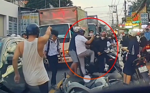TP.HCM: Điều tra vụ nam sinh bị ép xe máy, hành hung trên đường