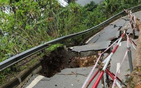 Đường lên đền Thượng Vườn Quốc gia Ba Vì xuất hiện nhiều điểm sạt lở, cấm tuyệt đối người dân qua lại