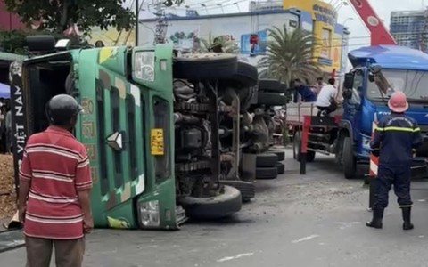 Tai nạn kinh hoàng: Xe lật, đè 3 người đi đường tử vong