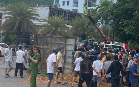 Khoảnh khắc xe chở gỗ dăm lật ngang khiến 3 người tử vong