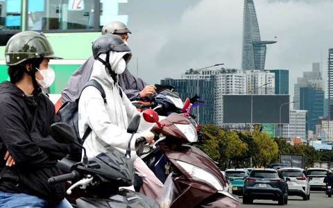 Thời tiết TP.HCM bất ngờ âm u se lạnh, người dân háo hức mặc áo khoác ra đường