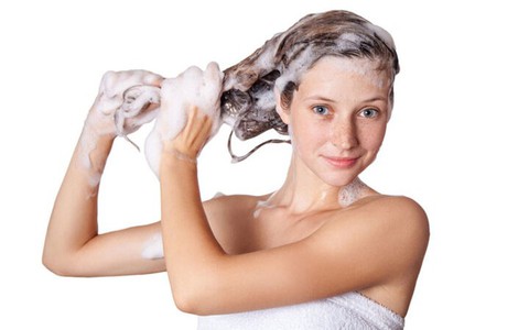 Nên cúi về phía trước hay ngửa ra sau khi gội đầu?