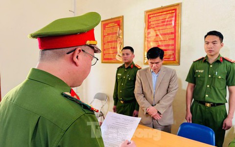 Sau vụ 11 học sinh ăn 2 gói mì tôm chan cơm ở Lào Cai: Khởi tố, tạm giam nguyên hiệu trưởng