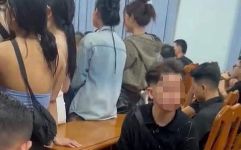 Công an "đột kích" quán bar, đưa DJ Thái Hoàng và hơn 200 người đi test ma túy
