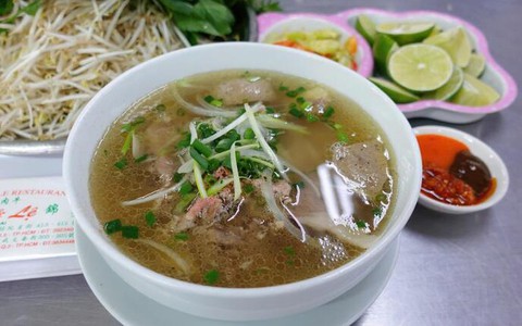 Cầm 100 nghìn thưởng thức phở Lệ 2 năm liên tiếp được Michelin đề xuất