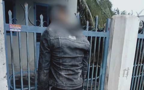 Hoảng hồn phát hiện thi thể người đàn ông treo trên hàng rào