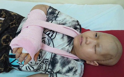 Khẩn cầu của bé gái 13 tuổi mắc căn bệnh quái ác: "Cháu muốn sống để đi học"