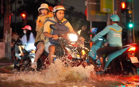 TP.HCM: Triều cường đạt đỉnh, loạt xe ngập nước chết máy trên đường