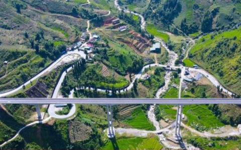 20.000 m3 đất sạt lở, cầu Móng Sến ở Lào Cai tê liệt
